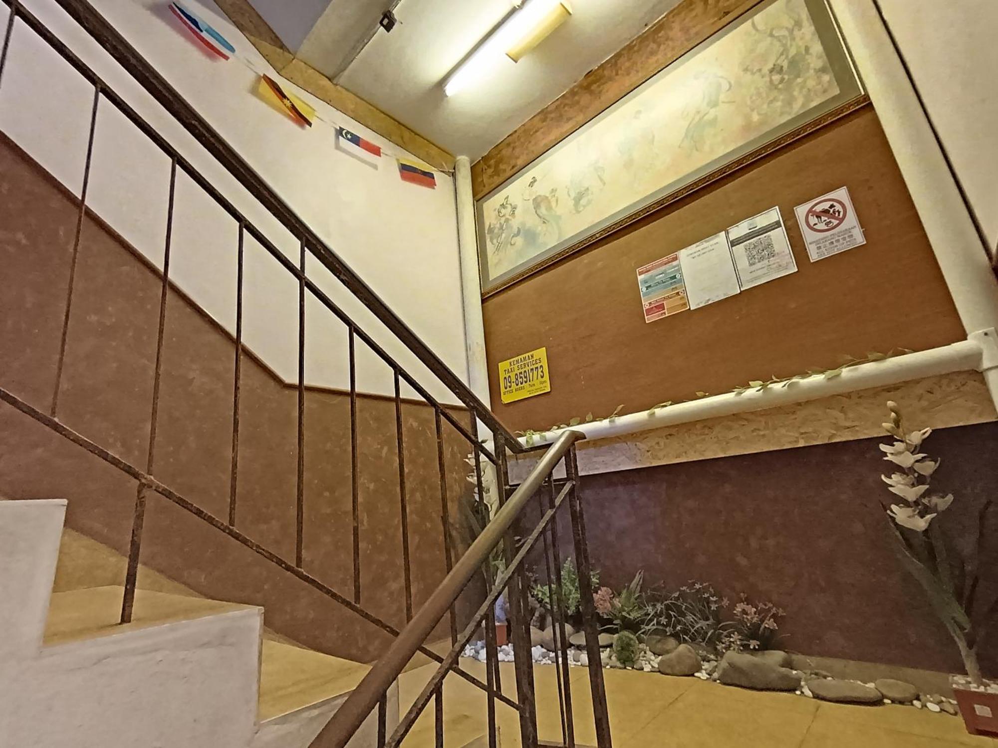New Budget Inn Hotel Chukai Buitenkant foto