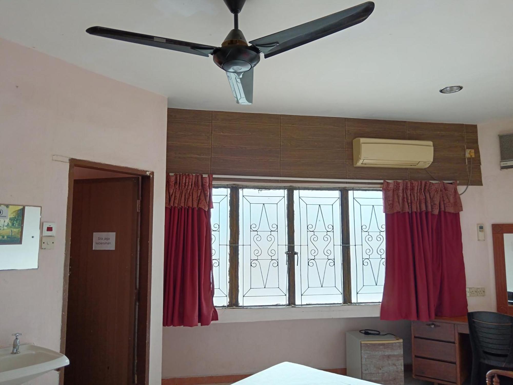 New Budget Inn Hotel Chukai Buitenkant foto